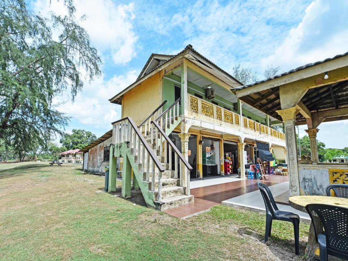 Oyo 90315 Chalet Pantai Rantau Panjang Куала-Ромпин Экстерьер фото